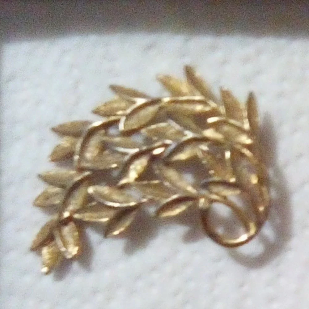 Vintage Gold Tone Leaf Brooch Pin Elegant Nature Inspired Accessory Women